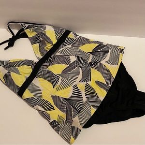 Nike Tankini Women’s Size 6 Top is yellow, black & white, bottoms are black